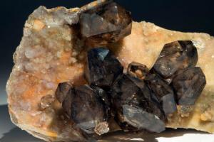 Раухтопаз относится к драгоценным или полудрагоценным камням